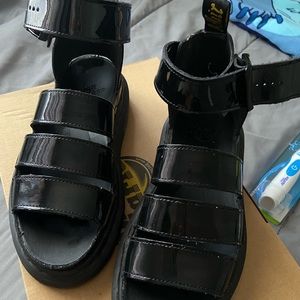 Just some dust on them practically new not worn doesn’t come with the box 📦